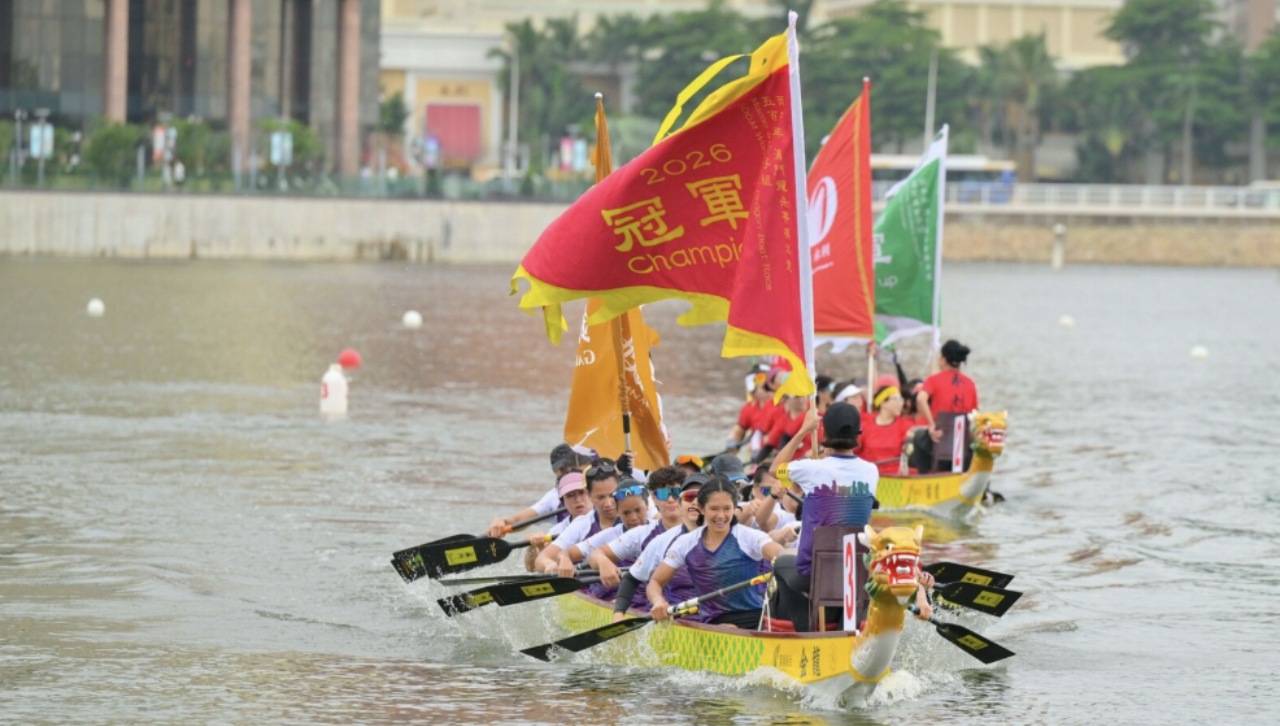 The Galaxy Pearl boat on the river